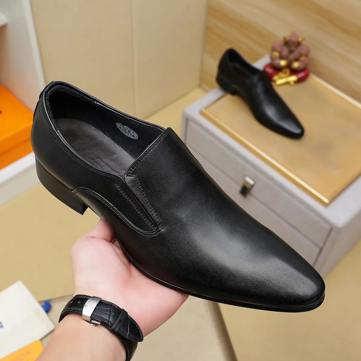Men's shoes 💰540 💰 Louis Vuitton LV ® Autumn and Winter 🆕 models 🔛Full shoe counter First layer cowhide, 🐂Leather lined casual shoes for men, super soft outsole, essential for driving. Counter synchronization Original first layer cowhide Completely 1:1 mold customization 🌹Top version, 3 colors available! Number: 38-45 (37.46. Customized)